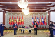 越共中央总书记苏林与老挝人民革命党中央总书记、国家主席通伦·西苏里出席越老合作文件交换仪式。（图片来源：越通社）