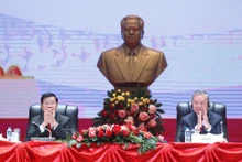 越共中央总书记苏林和老挝人民革命党中央总书记、国家主席通伦·西苏里共同主持会议，通报越共第十四次全国代表大会成果。