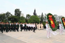 胡志明市领导代表团在胡志明市无名丘烈士陵园向英雄烈士敬献花圈。