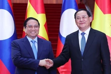 越南政府总理范明正会见老挝总理宋赛·西潘敦。