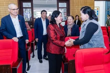 越南祖国阵线中央委员会主席裴氏明怀和选民交流。（图片来源：baochinhphu.vn）