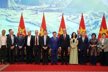 双方代表合影。（图片来源：baochinhphu.vn）