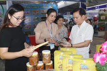 附图：人们了解OCOP产品。