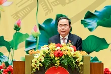 国会主席陈青敏在仪式上发表讲话。（维灵 摄）