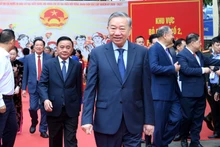 越共中央总书记苏林，中央书记处常务书记陈锦秀在河内巴亭坊第2投票区参加选举投票。