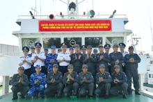 越南海警第四区司令部政委阮文勇少将和“KN-373”号海警舰艇官兵合影。（图片来源：laodong.vn）
