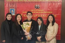 在新党员入党仪式上的香澳越南学生会党支部书记、澳门大学应用英语语言学研究生阮氏春惠（左二）。（图片来源：越通社）