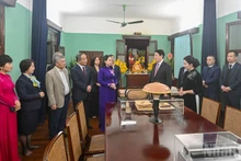 越南国家主席梁强、国家副主席武氏映春和各位代表。