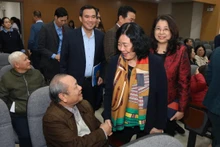 越共中央政治局委员、中央书记处书记、越南祖国阵线中央委员会主席裴氏明怀和选民。（图片来源：daidoanket.vn）