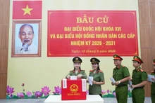 顺化市公安干部参加选举投票。