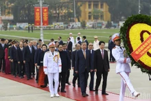 党和国家领导、前领导人入陵瞻仰胡志明主席遗容。