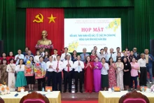 出席见面会的各位代表合影。（图片来源：越通社）