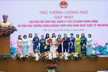 范明正总理和柯瓦列夫斯卡娅奖获奖者。（图片来源：越通社）