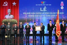 范明正总理向越南电视台授予一级劳动勋章。