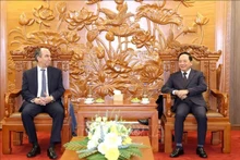 越共中央宣教与民运部长郑文决会见古巴驻越南大使罗赫利奥·波兰科·富恩特斯。