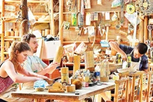 游客在岘港一家手工艺作坊亲手制作竹制纪念品。（美河 摄）