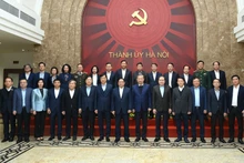 苏林总书记和党、国家领导，以及各位代表合影。