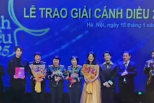 电影《红雨》剧组荣获电影类“金风筝奖”。（图片来源：qdnd.vn）