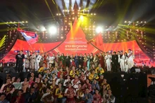 各位代表和参加演出的艺人合影。（图片来源：baomoi.com）