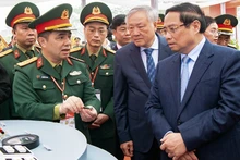 范明正总理和党、国家领导了解科技产品。