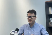 马来西亚槟城研究院研究员恩佐·沈鸿俊接受记者采访。（图片来源：越通社）