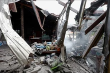 2025年12月11日，泰国素林府的一栋房屋在泰国和柬埔寨的边境冲突中被毁。（图片来源：越通社）