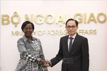 越南外长黎怀忠和法语国家组织秘书长路易丝·穆希基瓦博。（图片来源：越通社）