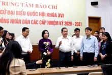 国会主席陈青敏和选举新闻中心工作工作人员。