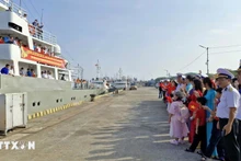 海军第二区代表团准备启程，走访慰问DK1海上高脚屋。（图片来源：越通社）