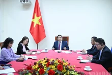 越南政府总理范明正与阿尔及利亚总理西菲·格里布电话。