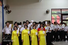 众多选民前往长沙特区第1号投票区参加选举投票。（图片来源：越通社）