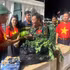 武中美大使（红衫）看望慰问正在执行国际人道主义任务的越南救援队。