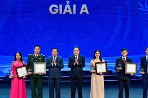 国会主席陈青敏与中央内政部部长潘廷镯向5项A等奖获奖者颁发奖状。（水原 摄）