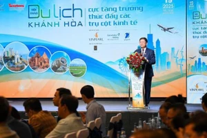 国会文化和社会委员会副主任谢文夏在会上发表专题讲话。