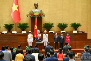 越南最高人民法院院长阮文广宣誓就职。