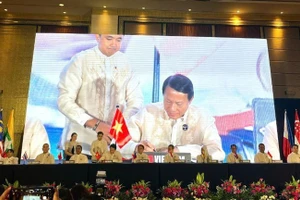 越南公安部部长梁三光出席会议。