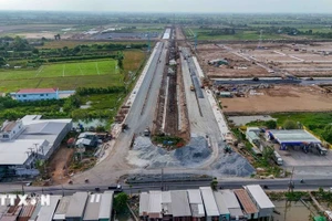 通往VSIP芹苴工业园区的道路与80号国道交汇处。（图片来源：越通社）