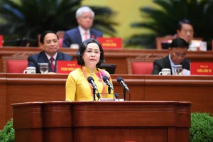 越共中央委员、国会党委常务委员会委员、国会副主席阮氏青在会上发言。