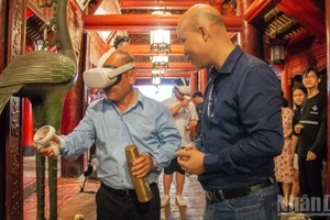 游客在文庙—国子监遗迹区体验虚拟现实技术。（河南 摄）