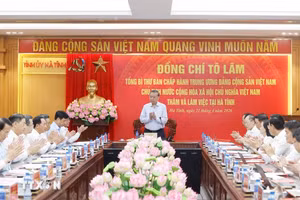 越共中央总书记、国家主席苏林率中央工作代表团与河静省委常委会举行工作会议。（图片来源：越通社）