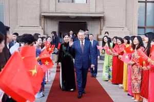 越共中央总书记、国家主席苏林及夫人和越南驻华大使馆干部员工及旅居中国越南人社群代。