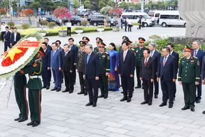 越共中央总书记、国家主席苏林在岘港市进香缅怀英雄烈士。（图片来源：岘港报）