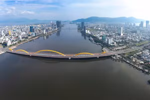 岘港市。