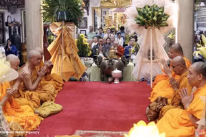 胡志明市普明寺举行法会，庆祝柬埔寨、老挝和泰国传统新年。（图片来源：越通社）