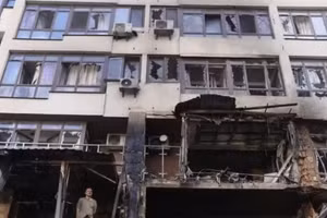 2025年7月21日，乌克兰基辅舍甫琴科夫斯基区一栋受损建筑。（图片来源：新华社/越通社）