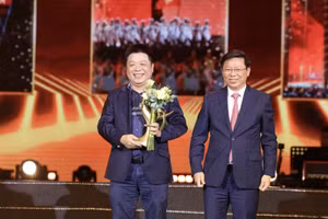 越南《人民报》社副总编辑桂廷原接受向音乐会《祖国在我心中》授予的贡献纪念章。