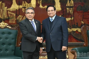 范明正总理（右）与菲律宾驻越大使梅纳尔多·洛斯·巴诺斯·蒙特阿莱格雷。（图片来源：越通社）