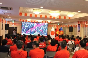 在日越南侨胞观看大屏幕直播，庆祝越南国庆80周年。(图片来源：越通社）