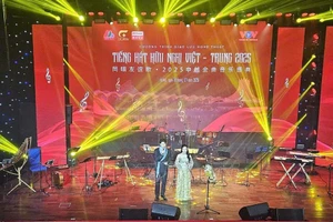 2025年"越中友谊之歌"文化交流活动在河内举行。（图片来源：越通社）