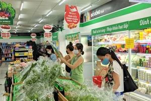 自2027年1月1日起，河内各市场和便利店将不再免费提供难降解塑料袋。（图片来源：vneconomy.vn）